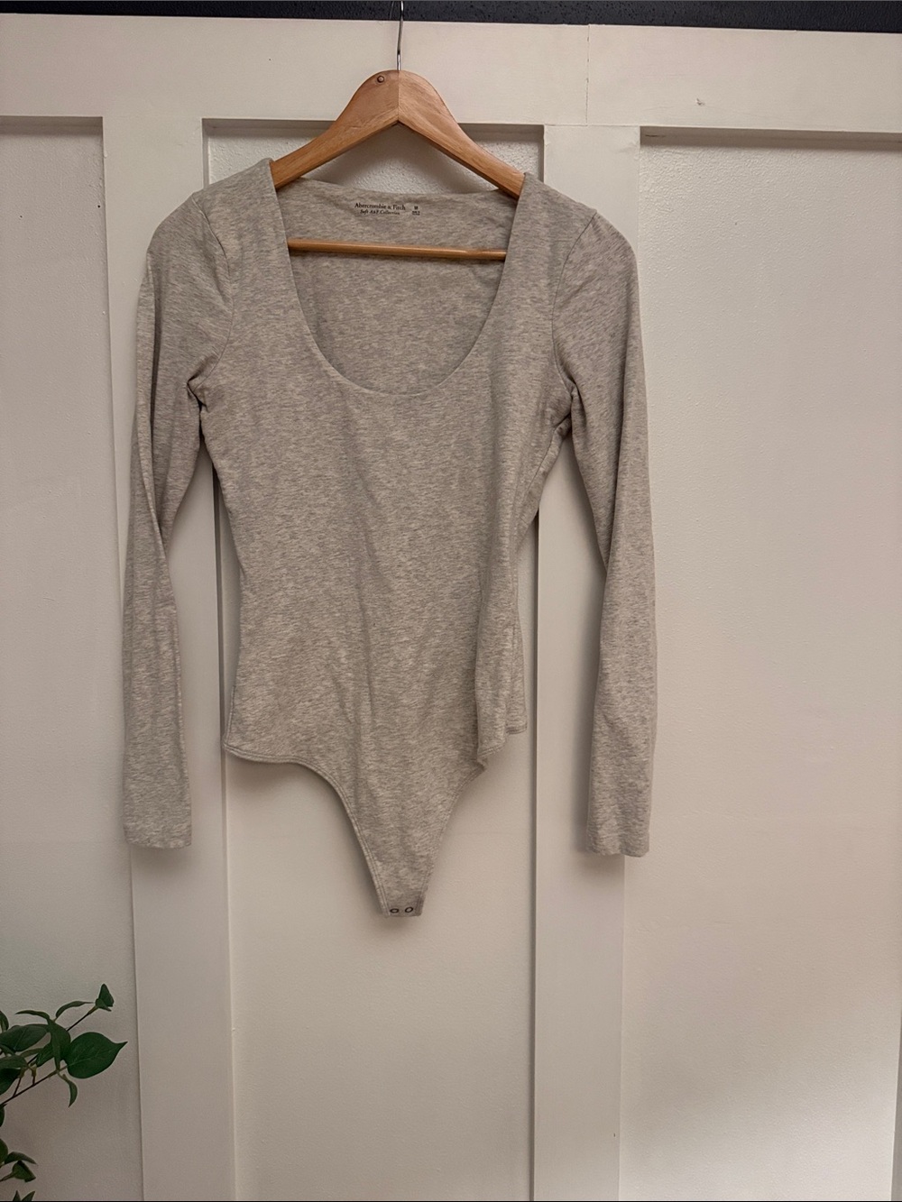 Abercrombie & Fitch Long Sleeve Scoop Bodysuit in Light Gray